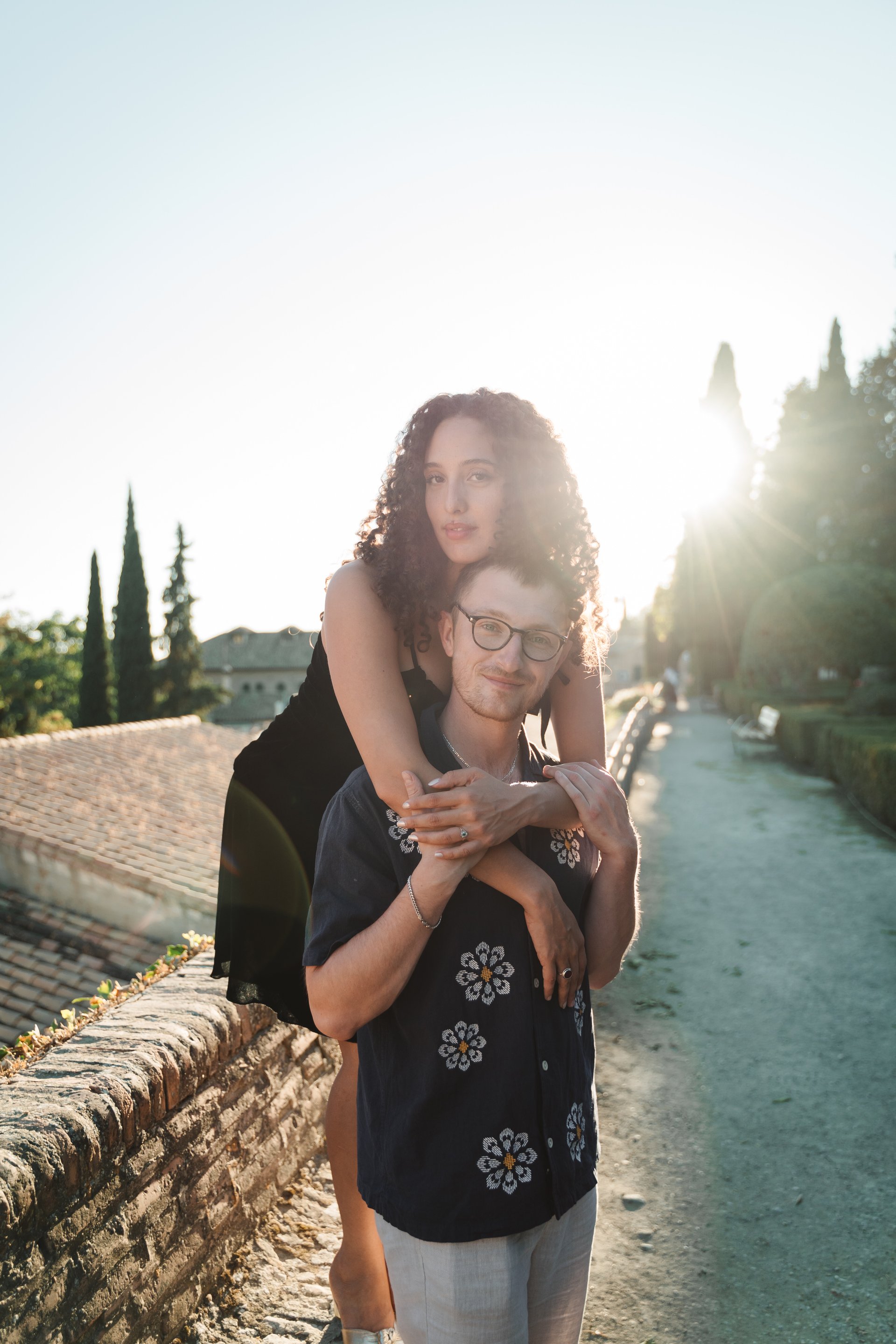Couple session photos in Alhambra in natural light