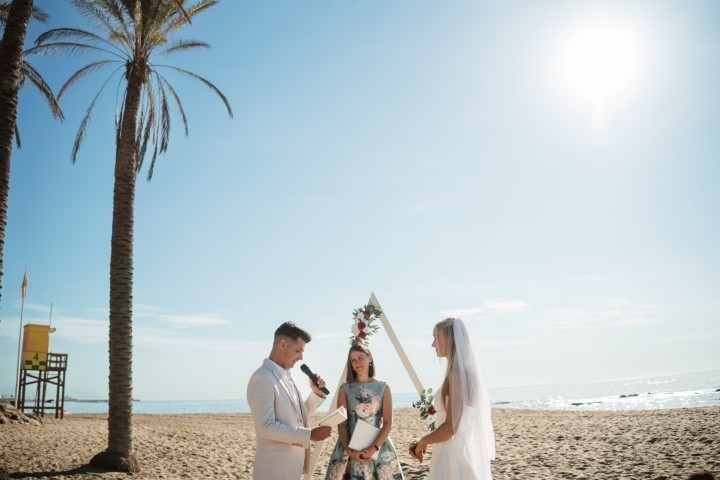 Wedding photography in Málaga in natural light, by the sea