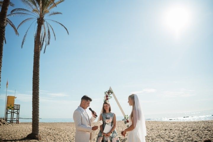 Wedding photography in Málaga in natural light, by the sea