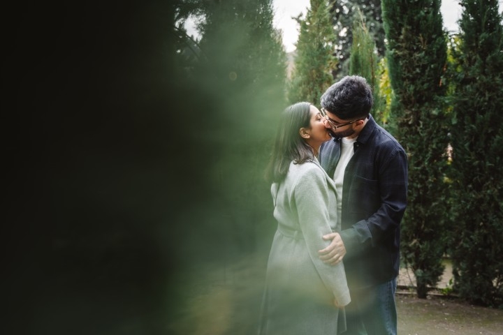 Romantic wedding portrait in Granada's historic quarter